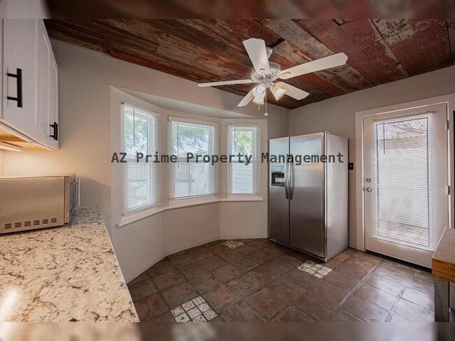 Building Photo - 1429 E Palm Ln