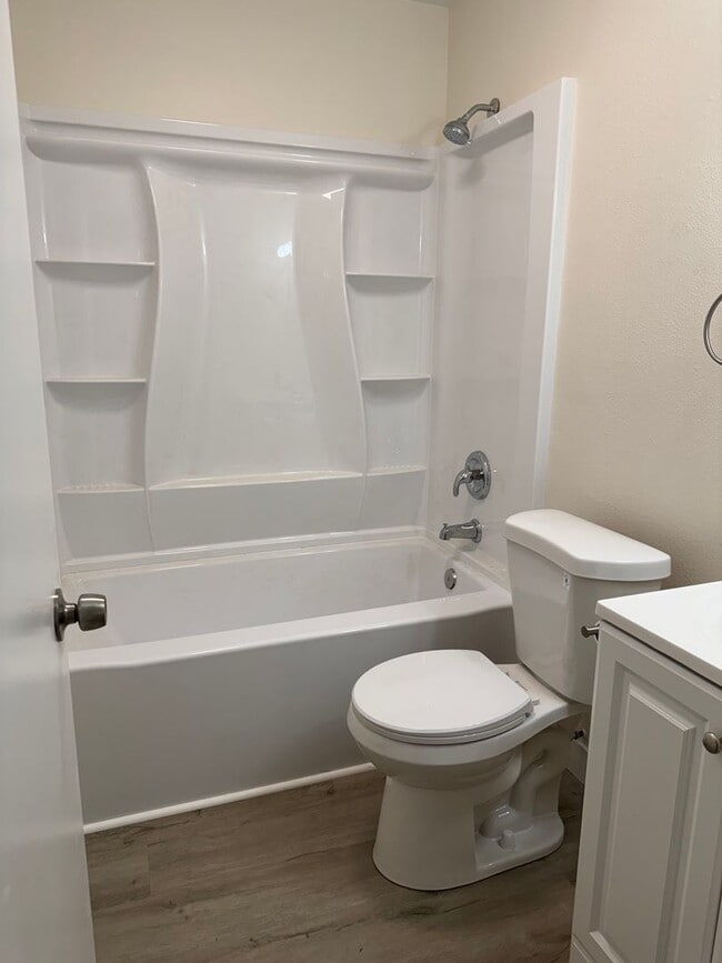 Building Photo - Fully Renovated 2 bedroom 1 Bath Condo Water/Trash/Sewer Included!!!