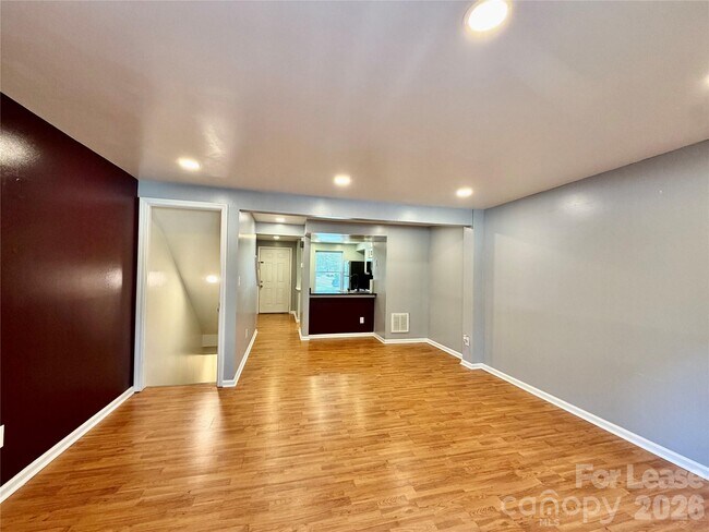 Building Photo - 9604 Vinca Cir