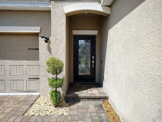 Building Photo - "Resort-Style Living in Davenport: Spacious 4-Bedroom Home with Solar Panels, Internet Included &...