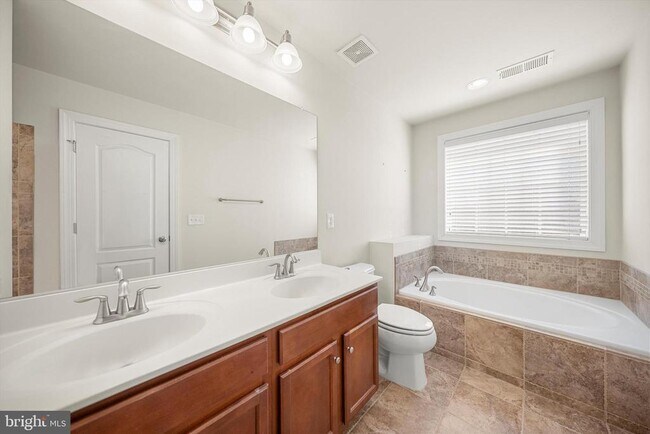 Building Photo - 16421 Regatta Ln