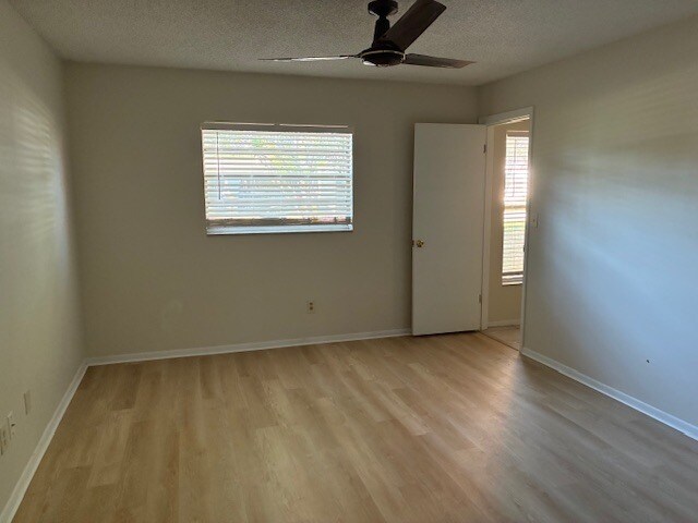 Building Photo - 1821 Oak St