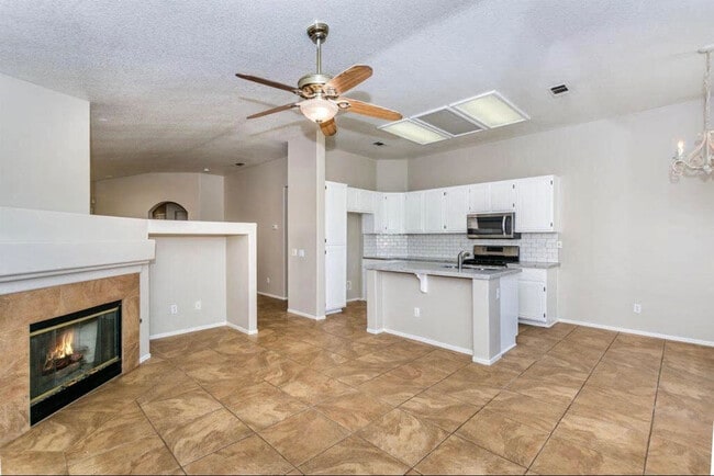 Building Photo - Lovely, Pristine Single-Story in South Tem...
