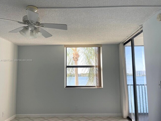 Building Photo - 117 Lake Emerald Dr