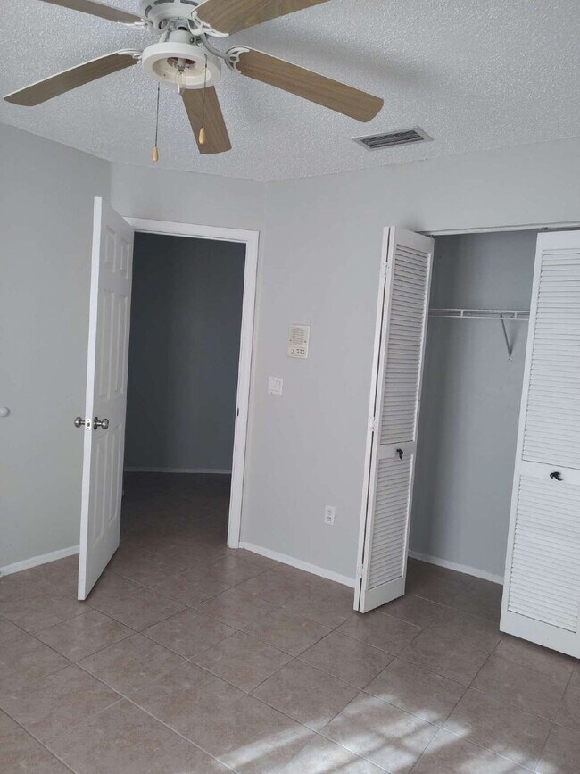 Building Photo - "Spacious 1732 Sq Ft 3-Bed, 2 Baths, in Tarpon Springs!"