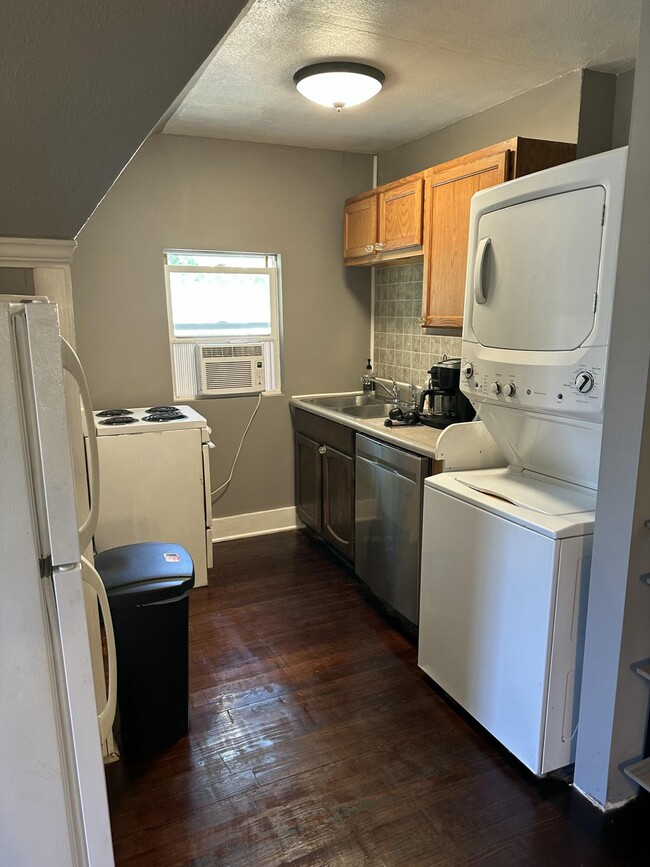 Building Photo - 1601 Hinkson Ave