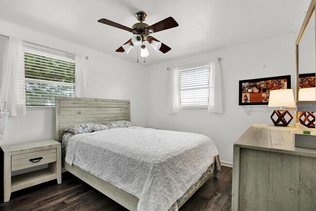 Building Photo - 6504 Lenore Dr
