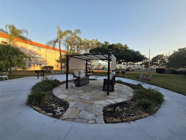 Building Photo - 211 Pasadena Ave N