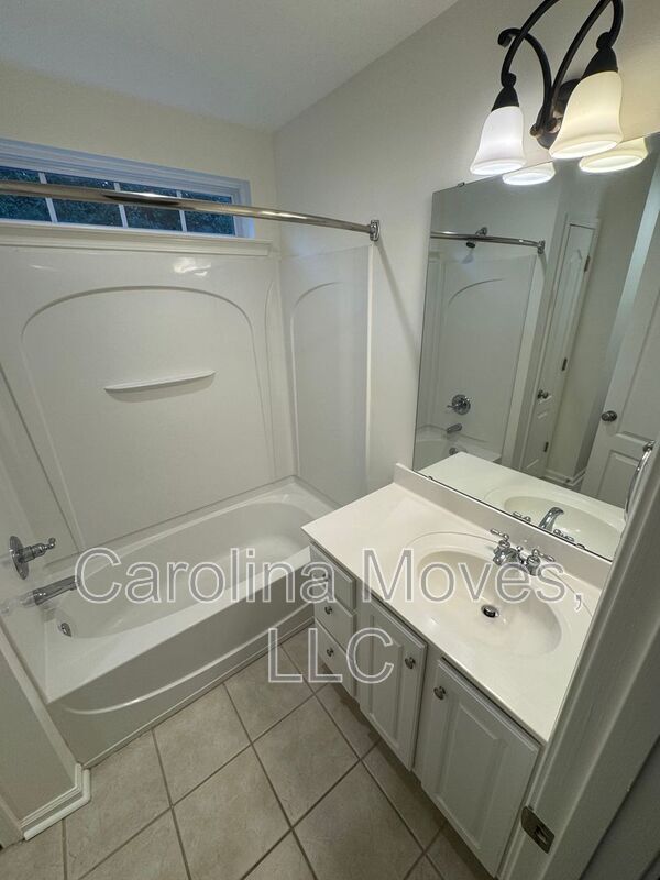 Building Photo - 121 Pine Walk Dr