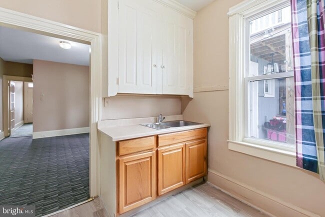 Building Photo - 443 Manor St