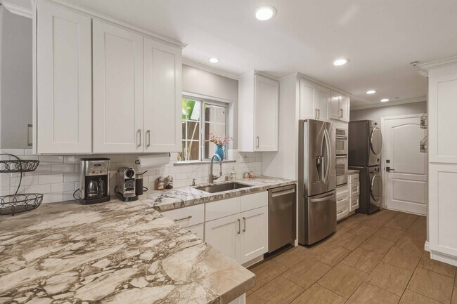 Building Photo - 1815 Harriman Ln