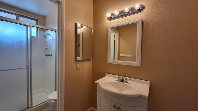 Building Photo - Charming one-story house