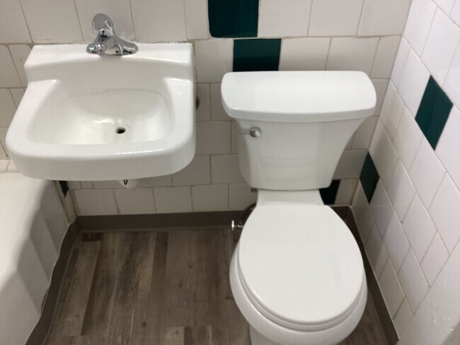 Building Photo - 1532-1532 N Safford Ave