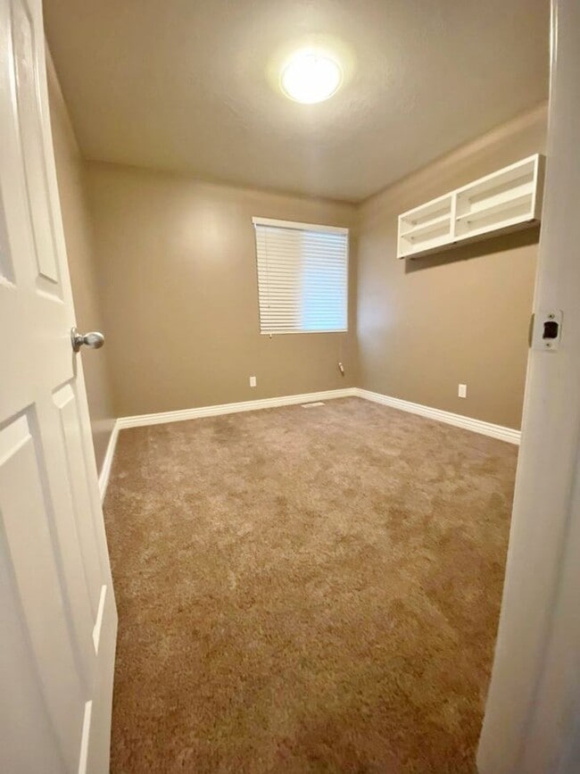 Building Photo - Updated 2 Bd 2 Ba Condo in Sandy
