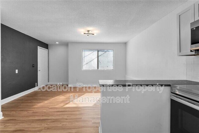 Building Photo - 1502 W 25th Ct