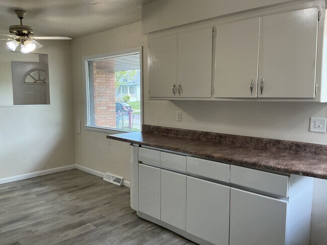 Building Photo - 2 Bedroom ranch style Single Family Home