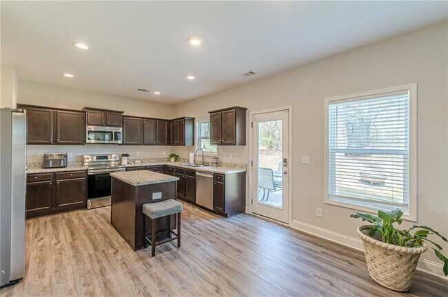 Building Photo - 123 Mulberry Dr