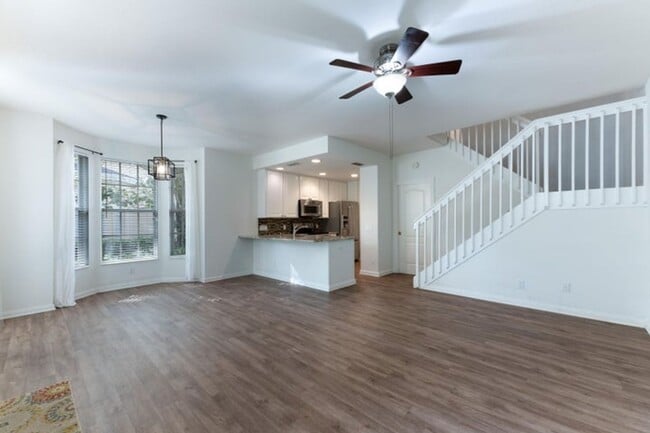 Building Photo - 340 Jacaranda Dr