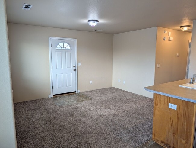 Building Photo - Clean and Upstairs 2 Bed, 2 Bath Apartment in East Medford – Juniper Ridge