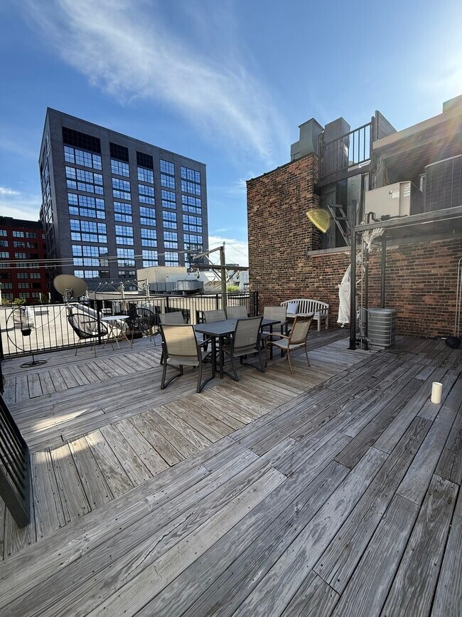 Building Photo - 1111 W Randolph St