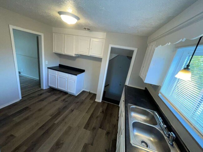 Building Photo - 9083 Grandville Ave