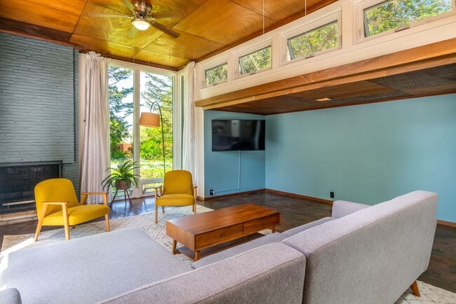 Building Photo - Beautiful Single Family Home w Massive Yard for Rent