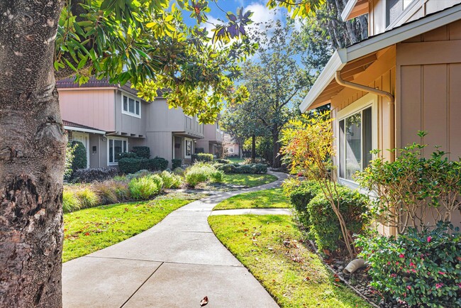 Building Photo - Two Bedroom Two and a Half Bathroom Cupert...