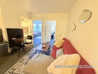 Building Photo - 829 Beacon St