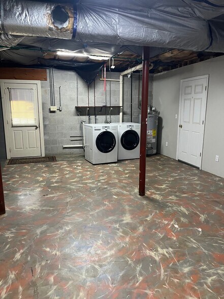 Building Photo - 1703 Mayflower Dr