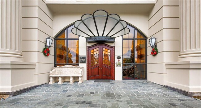 Building Photo - 1005 S Shepherd Dr