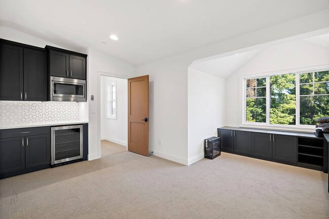 Building Photo - 4bd/4.75ba Bellevue House
