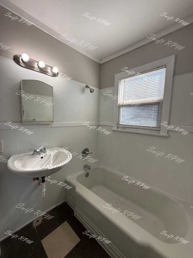 Building Photo - 1147 Oakland Ave