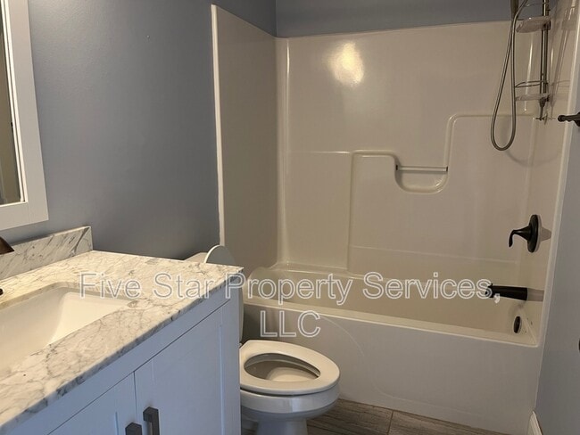Building Photo - 1203 Hawthorn Ct