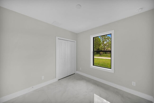 Building Photo - 462 Lampion Ave S