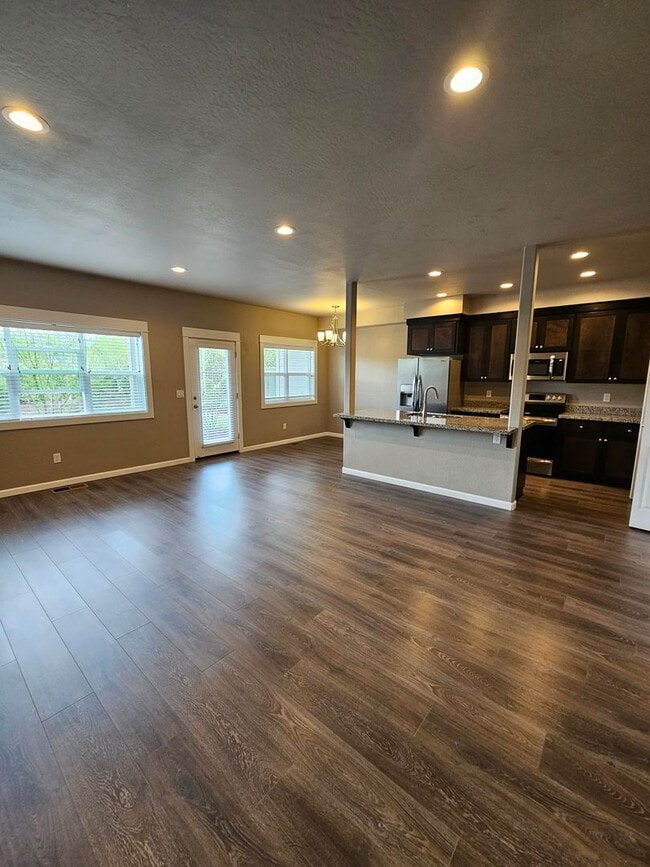 Building Photo - Beautiful Townhome in East Medford