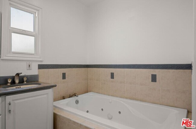 Building Photo - 138 N Hamel Dr