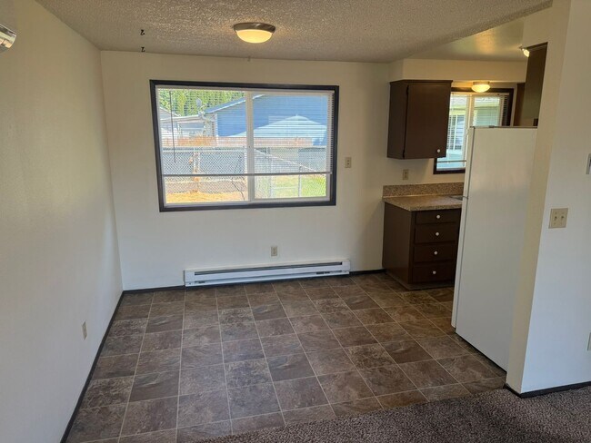 Building Photo - Two Bedroom Duplex in Aumsville
