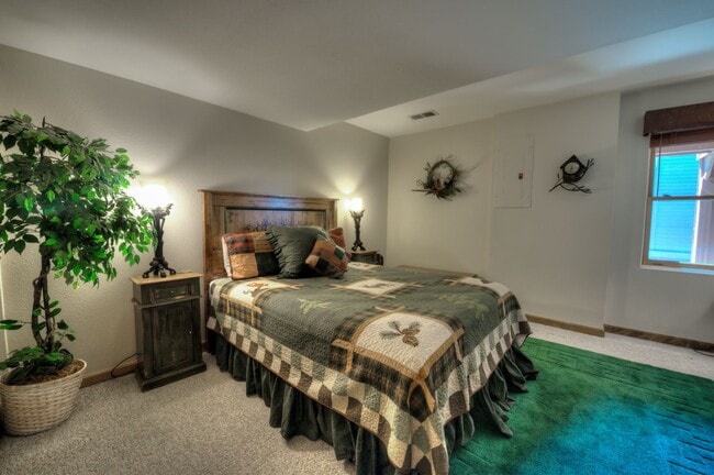 Building Photo - Beautiful home near bus route Breckenridge! 5 bedrooms and VIEWS!  Flexible Lease Terms