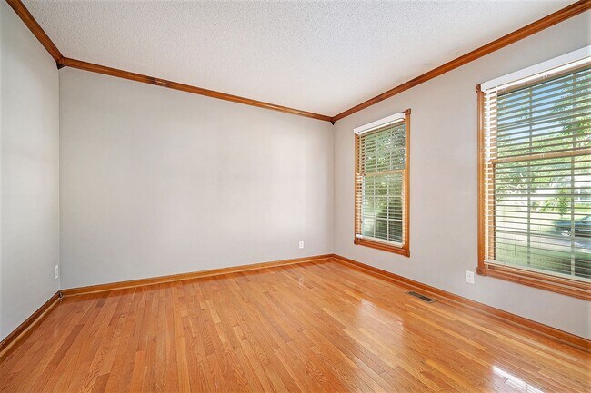 Building Photo - 4 Bed Home Premium Fixtures