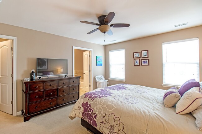 Building Photo - Beautiful 4-Bed, 3.5-Bath End Unit Townhom...