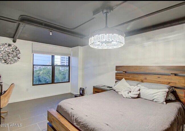 Building Photo - 535 W Thomas Rd