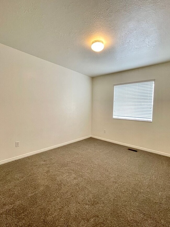 Building Photo - Spacious 4 Bedroom Home in Quiet Neighborhood – Great Location