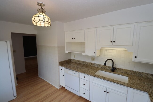 Building Photo - Beautiful Home on Cul-de-Sac with Large Fe...