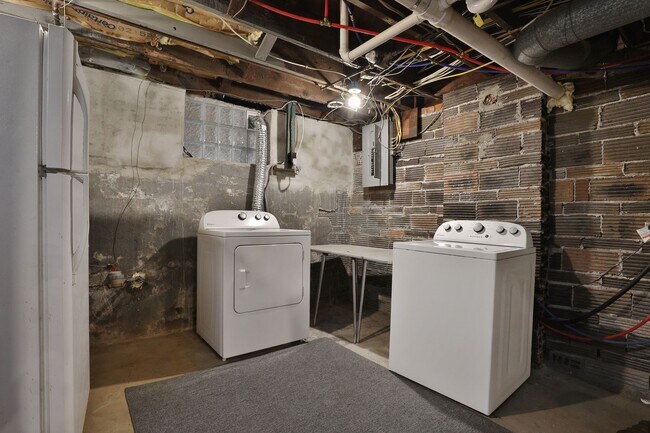 Building Photo - NEWLY RENOVATED NORTH CAMPUS - 3 BEDROOM 2 FULL BATHROOMS