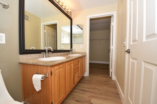 Building Photo - BEAUTIFUL 2 BED, 2 BATH CONDO AT MORGYN RI...