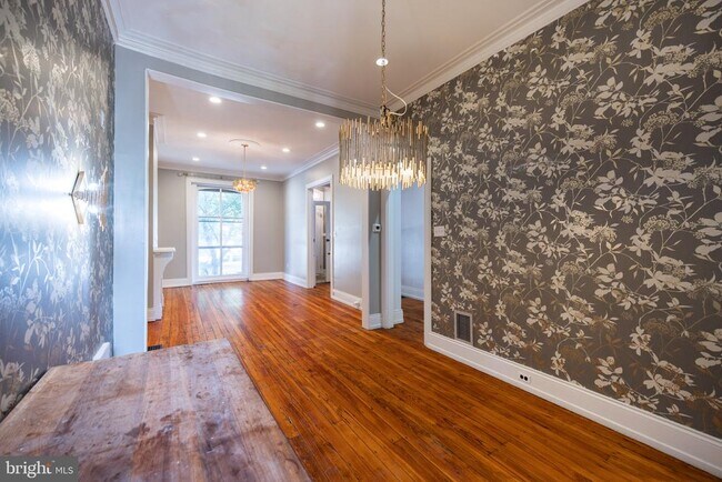 Building Photo - 206 S 43rd St