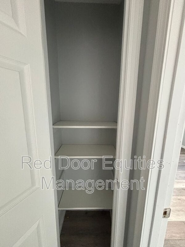 Building Photo - 117 W Walnut St