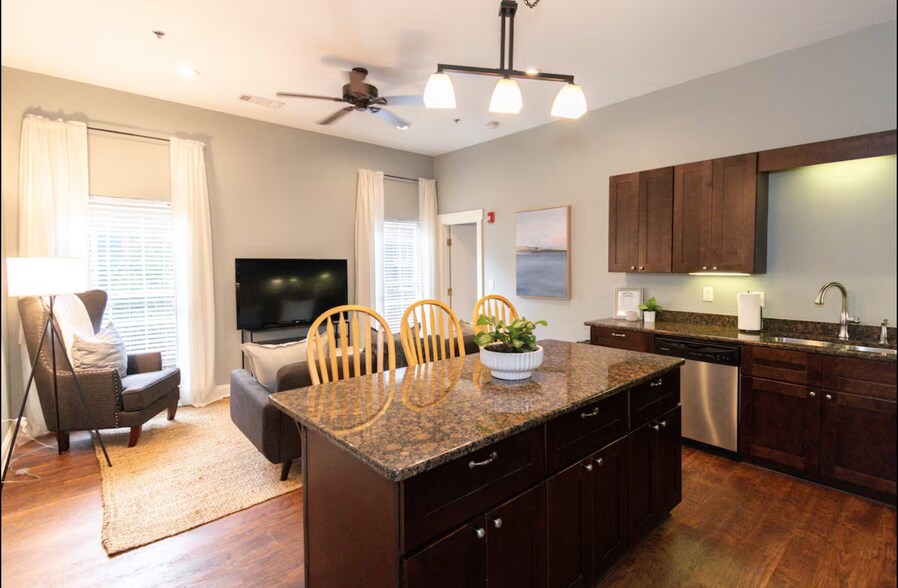 Building Photo - 492 N Thomas St