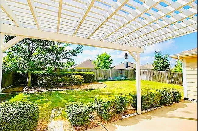 Building Photo - 9809 Tyler Dr