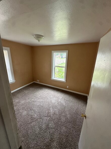 Building Photo - 1131 Miles Ave